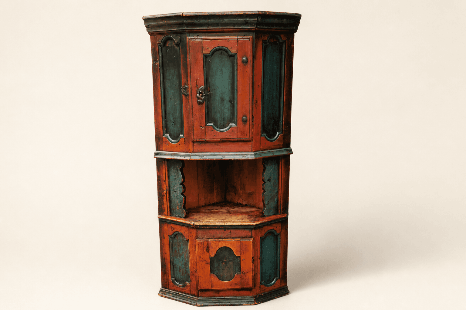 HJØRNESKAP FRA HADELAND ÅR CA. 1790-1820 (TIL OG HENGE PÅ VEGG)