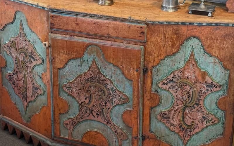 Kannestol fra Hallingdal, nærbilde av rosemaling på dører