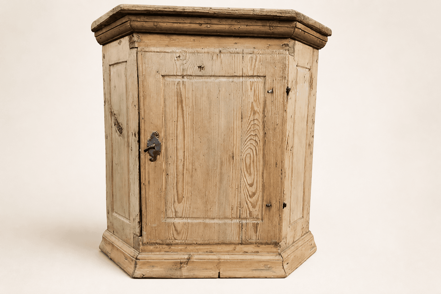 HJØRNE HENGESKAP FRA TRØNDELAG | År ca. 1830-50